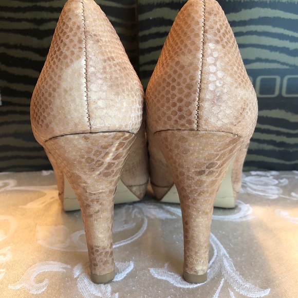 Beautiful Moda Spana snake print heels. - Picture 5 of 11